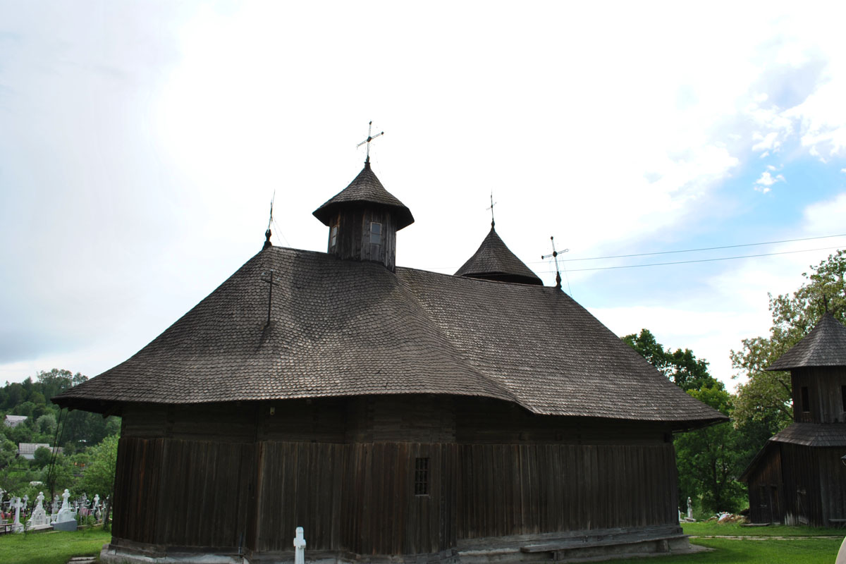 Monumentalul lăcaş de lemn de la Botoşana
