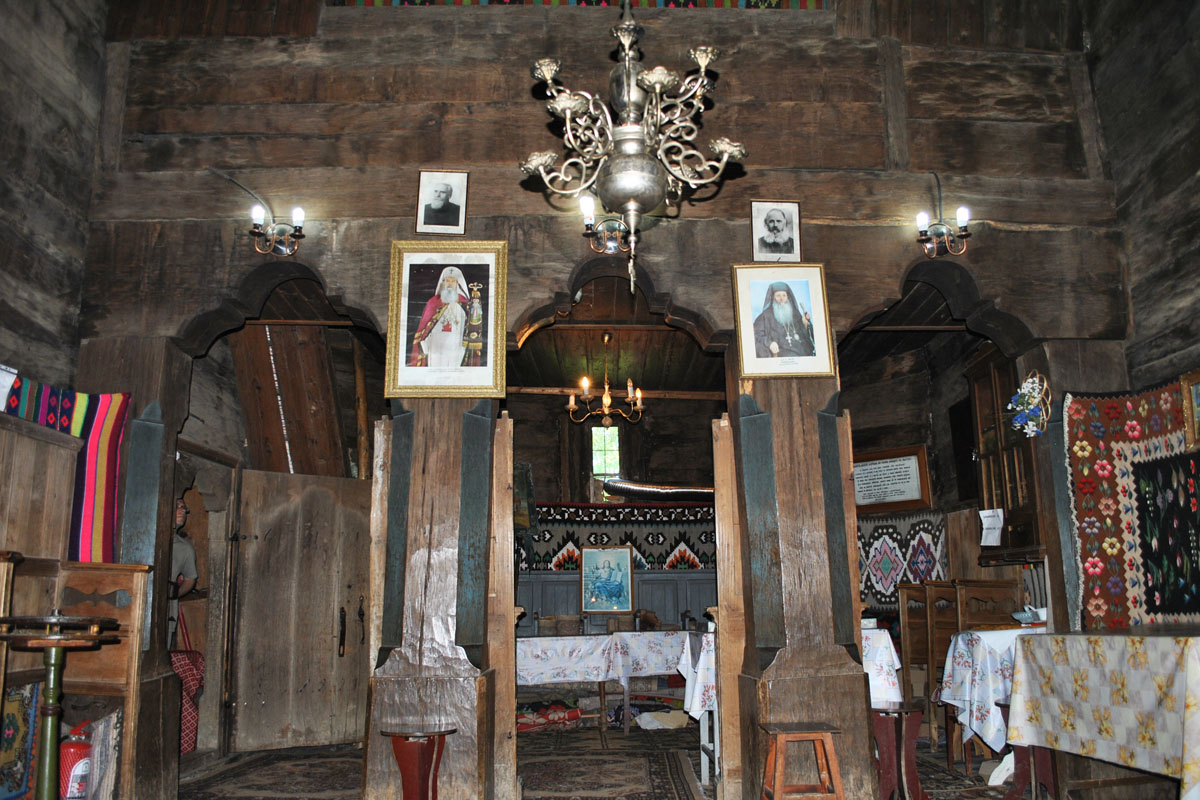 „Dragomirna“ în lemn de la Drăguşeni