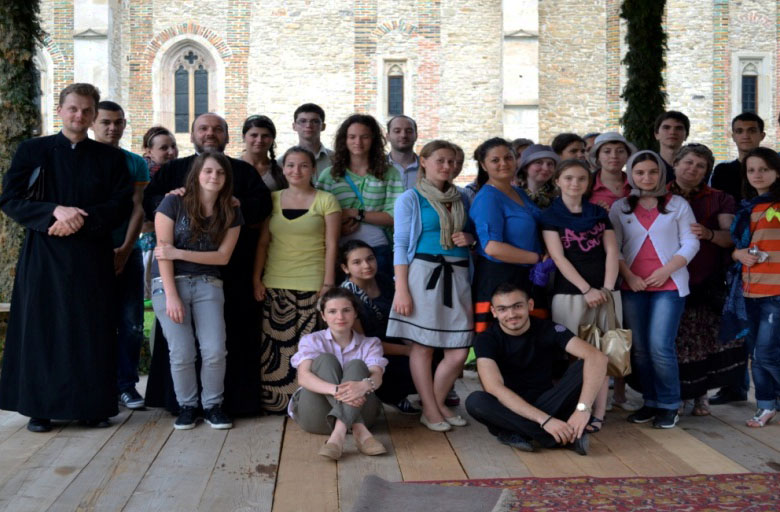 Tineri atoreni, în pelerinaj la mănăstirile nemţene Tinerii nemţeni au adus bucurie în două centre sociale