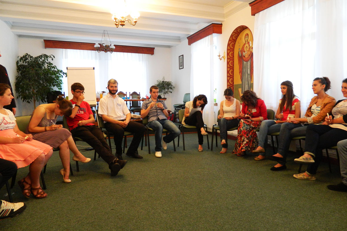 Tineri atoreni, implicaţi în taberele Arhiepiscopiei Iaşilor