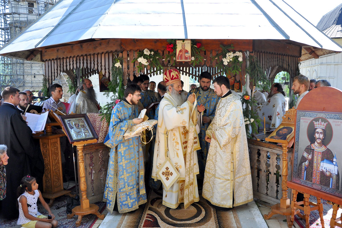 Moment din timpul hirotoniei întru preot a diaconului Sergiu Tudose „Măria Sa Ştefan a fost un om al Evangheliei“