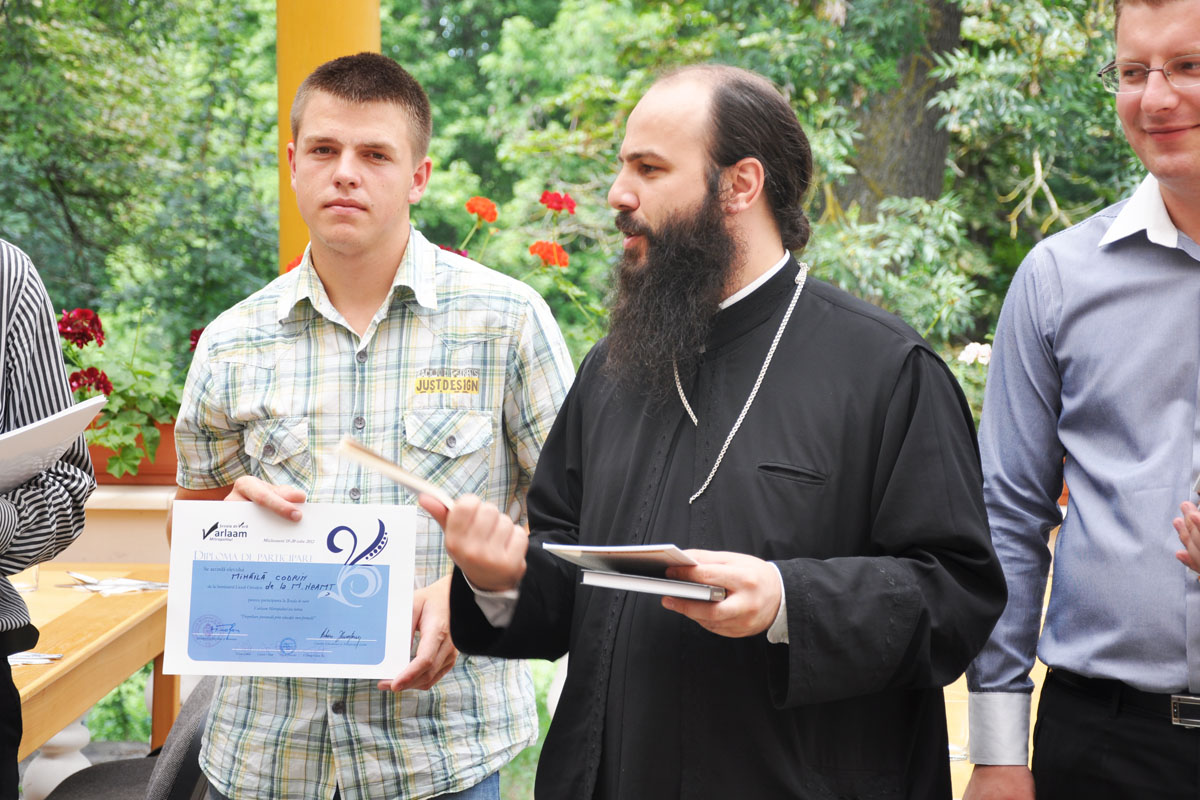 Arhim. Hrisostom Rădăşanu a oferit diplome tuturor participanţilor Şcoală de vară pentru elevii seminarişti din Arhiepiscopia Iaşilor