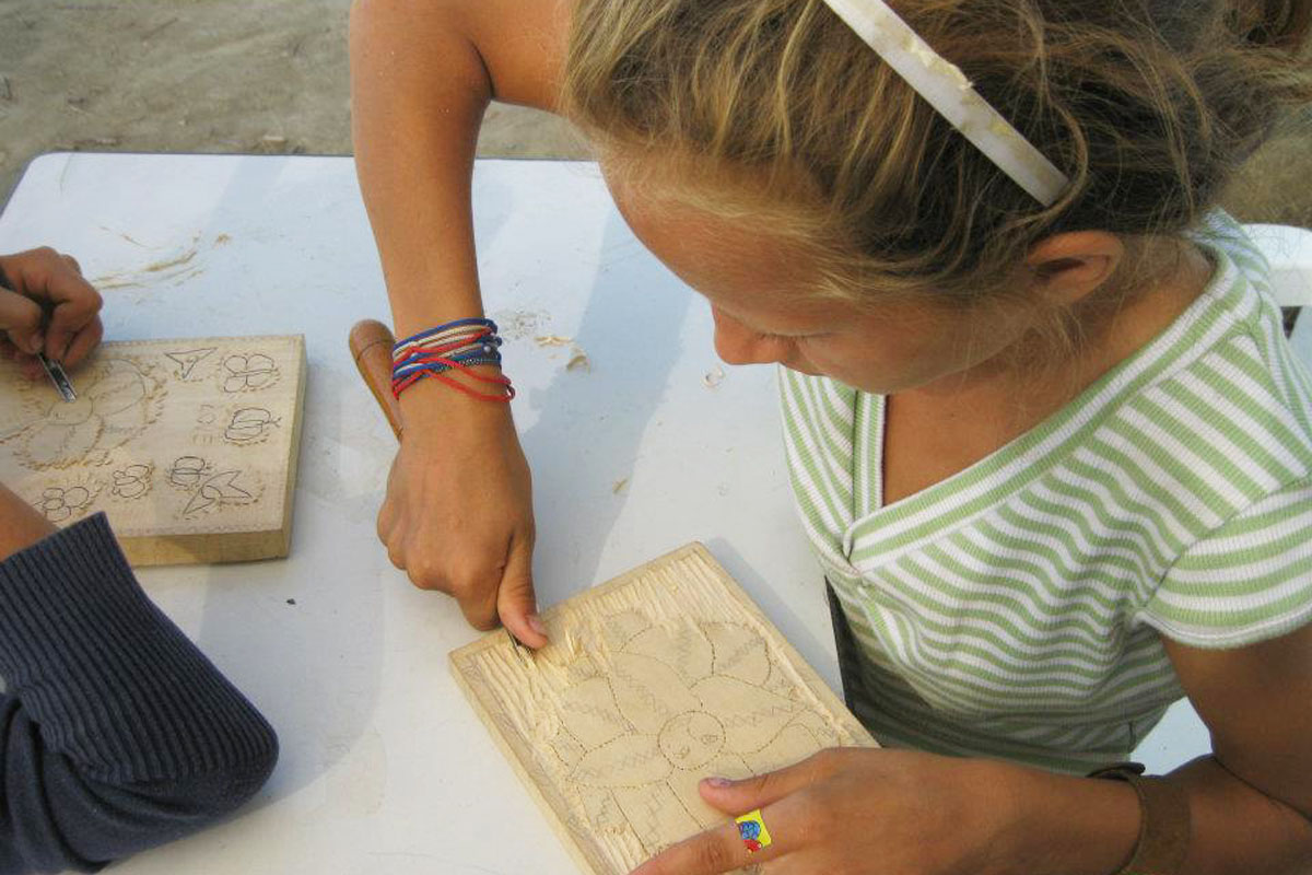 Copii şi tineri, iniţiaţi în arta populară autentică