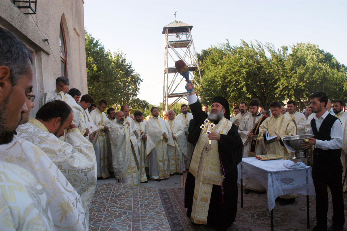 Biserica parohiei Bereşti a fost binecuvântată cu apă sfinţită Slujbă arhierească la hramul parohiei Bereşti