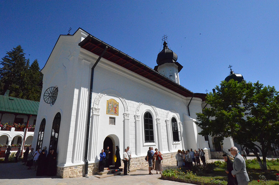 Biserica mare a Mănăstirii Agapia „Cine vede sfinţii pictaţi de Grigorescu îşi doreşte să devină călugăr”