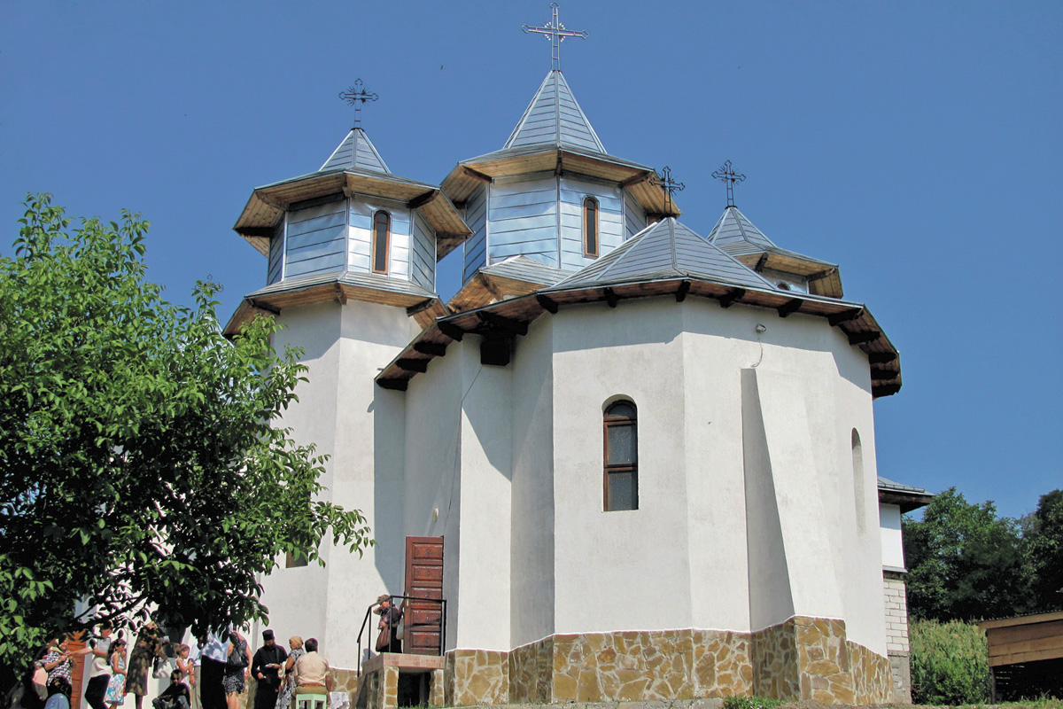 Biserica parohiei Mănăstireni, Protopopiatul Fălticeni Două lăcaşuri de cult din Moldova au primit veşmântul sfinţirii