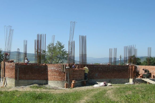 Lucrări de construcţie la Biserica „Izvorul Tămăduirii“ din Prăjeni