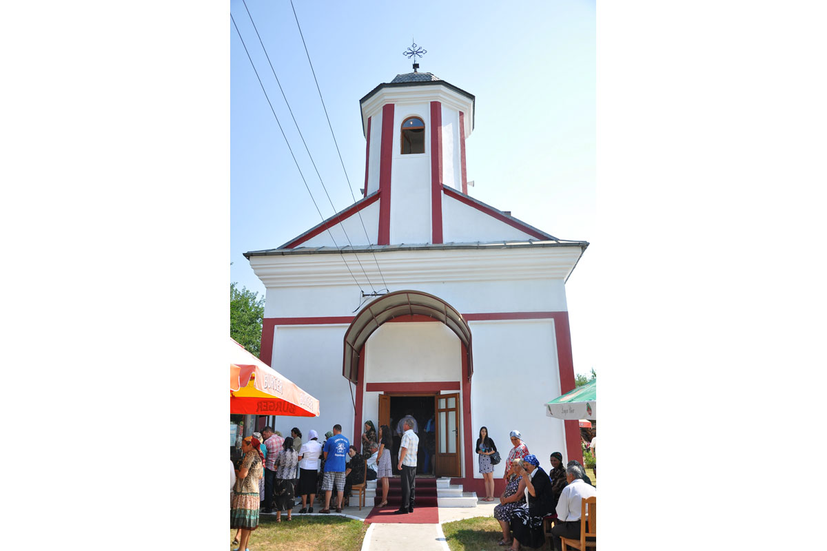 Slujbă misionară oficiată de IPS Teofan în parohia Războieni