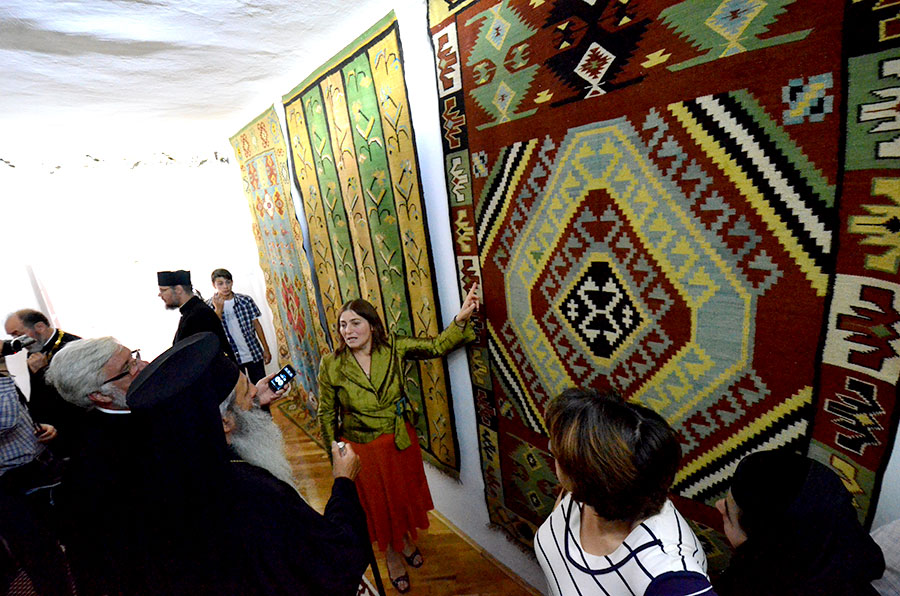 Sala covoarelor „Cine vede sfinţii pictaţi de Grigorescu îşi doreşte să devină călugăr”