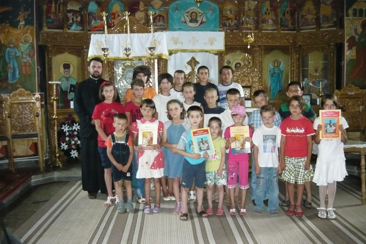 „Hristos împărtăşit copiilor“ în parohia „Adormirea Maicii Domnului“ din Brăteşti