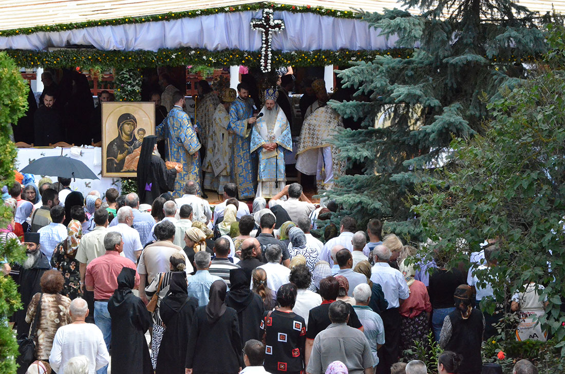 IPS Teofan a evidenţiat rolul deosebit pe care l-a avut la innoirea Mănăstirii Agapia Preafericitul Părinte Patriarh Daniel, în vremea când era arhipăstorul Moldovei. „Scopul vieţii creştine nu este dobândirea unui trai decent şi civilizat”