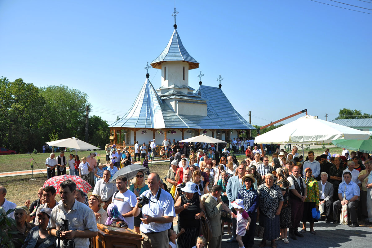 „Dumnezeu a împrumutat braţele Sale ctitorilor acestei biserici“ „Dumnezeu a împrumutat braţele Sale ctitorilor acestei biserici“