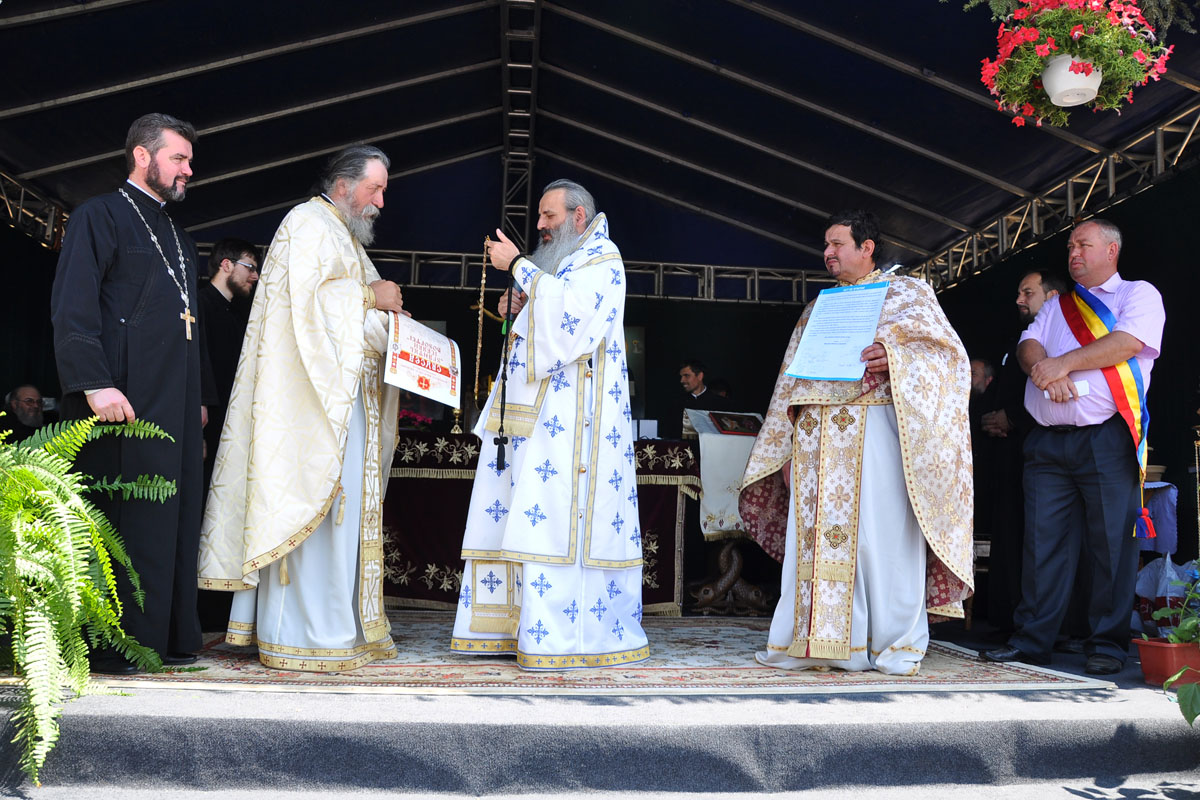 „Dumnezeu a împrumutat braţele Sale ctitorilor acestei biserici“ „Dumnezeu a împrumutat braţele Sale ctitorilor acestei biserici“