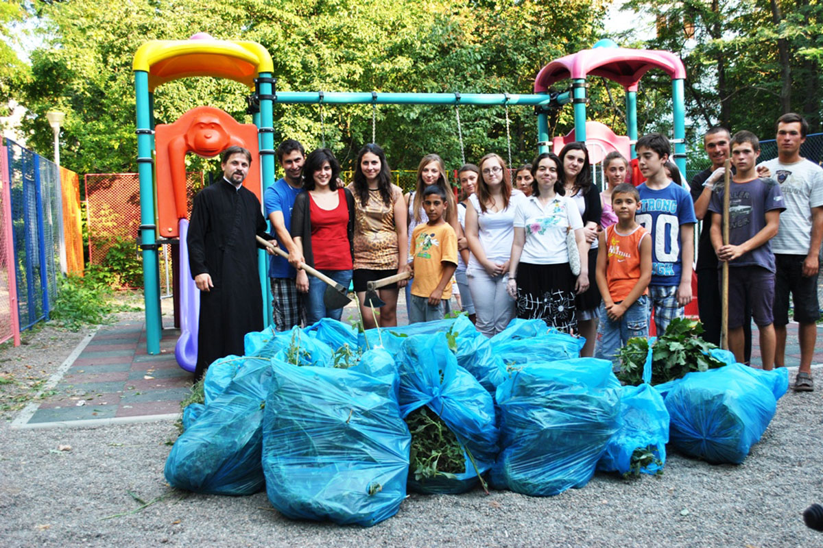 Acţiune de ecologizare într-o parohie ieşeană