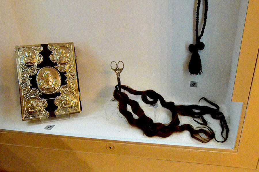 Evanghelie, foarfeci şi şuviţe ale călugăriţelor care au depus voturile monahale „Cine vede sfinţii pictaţi de Grigorescu îşi doreşte să devină călugăr”