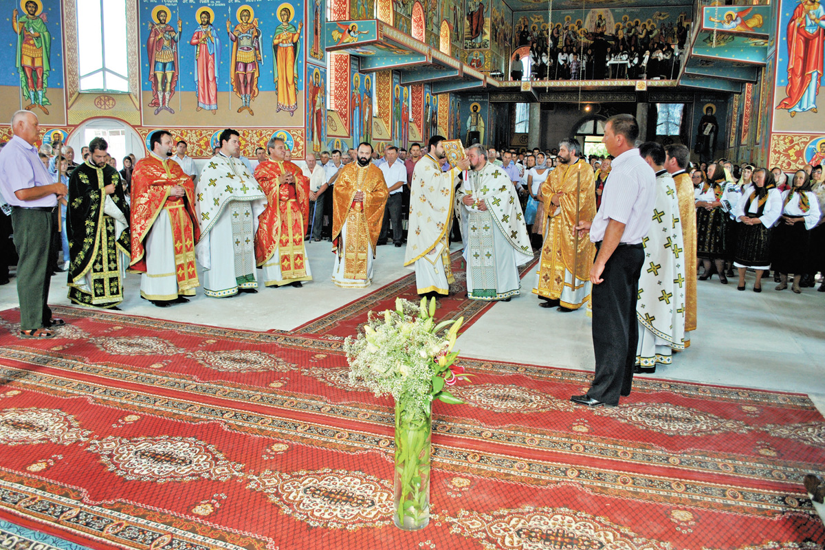 Prima Liturghie în noua biserică a parohiei Milişăuţi Prima Liturghie în noua biserică a parohiei Milişăuţi