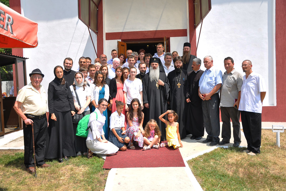 Slujbă misionară oficiată de IPS Teofan în parohia Războieni Slujbă misionară oficiată de IPS Teofan în parohia Războieni