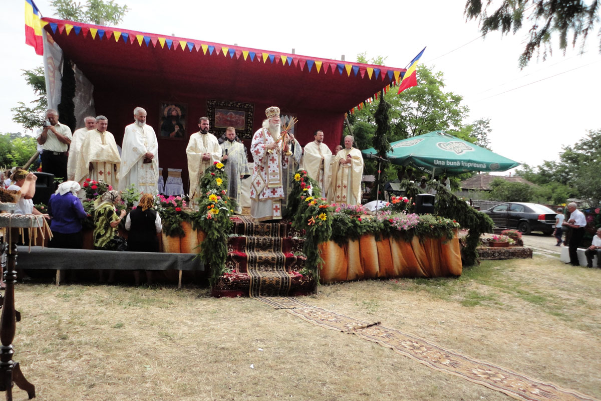 Biserica parohiei Prăjeni, resfinţită de PS Calinic Botoşăneanul