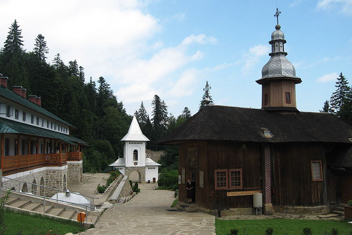 Cufundaţi în liniştea de la Schitul Sihla