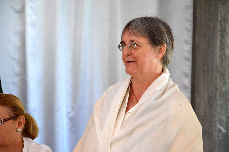 Doamna Marina Sabados, autoarea albumului "Grigorescu la Agapia" „Cine vede sfinţii pictaţi de Grigorescu îşi doreşte să devină călugăr”