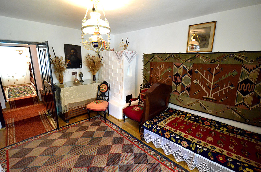 Cameră din Casa memorială "Alexandru Vlahuţă" „Cine vede sfinţii pictaţi de Grigorescu îşi doreşte să devină călugăr”