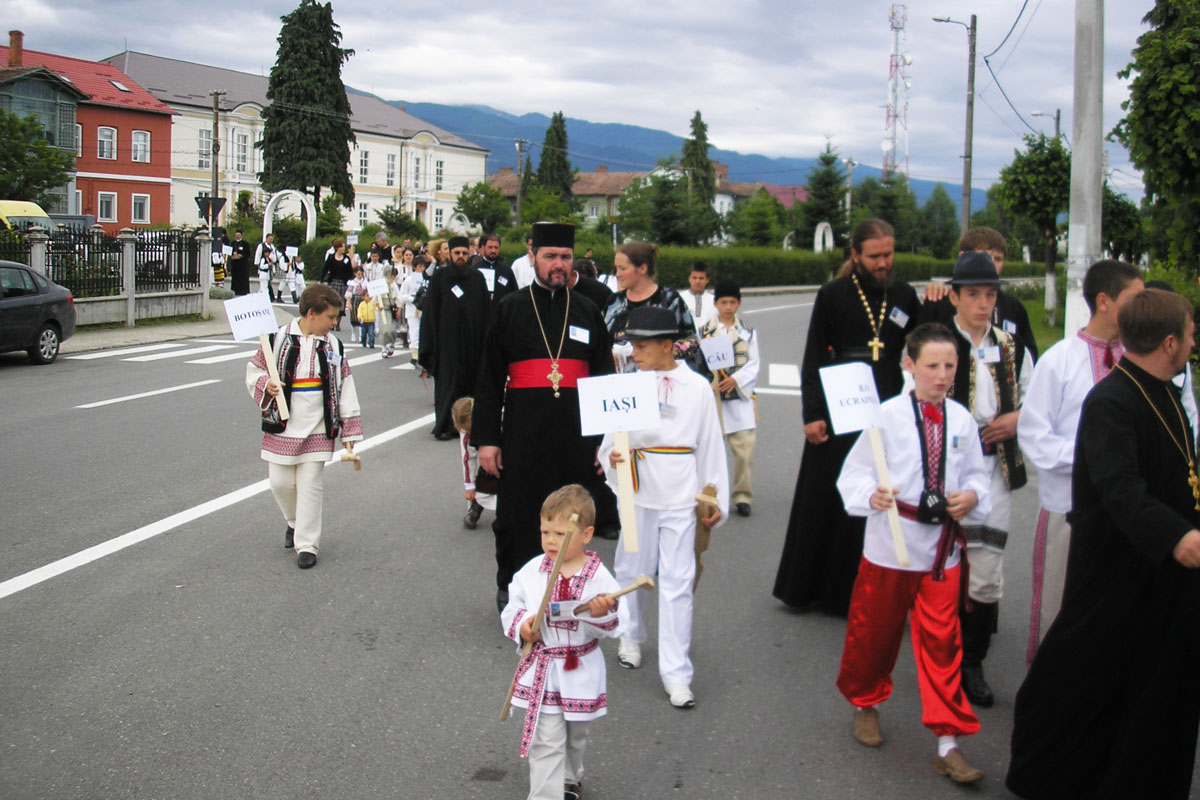 Reprezentanţii Eparhiei Iaşilor s-au alăturat paradei portului popular Premii la festivalul internaţional de toacă de la Victoria