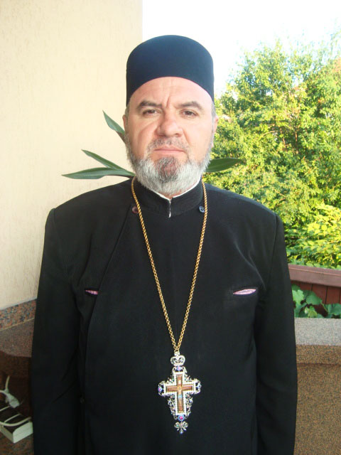 Pr. Ştefan Chelaru, Catedrala „Înălţarea Domnului“ din Bacău Când ne închinăm sfintelor moaşte, nu trebuie să cerem neapărat ceva