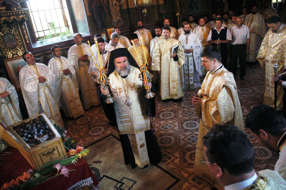Slujbă arhierească la hramul parohiei Bereşti