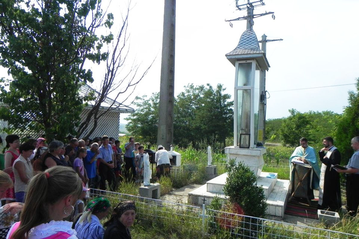 Rugăciuni de mulţumire în dreptul troiţei „La Sânta“