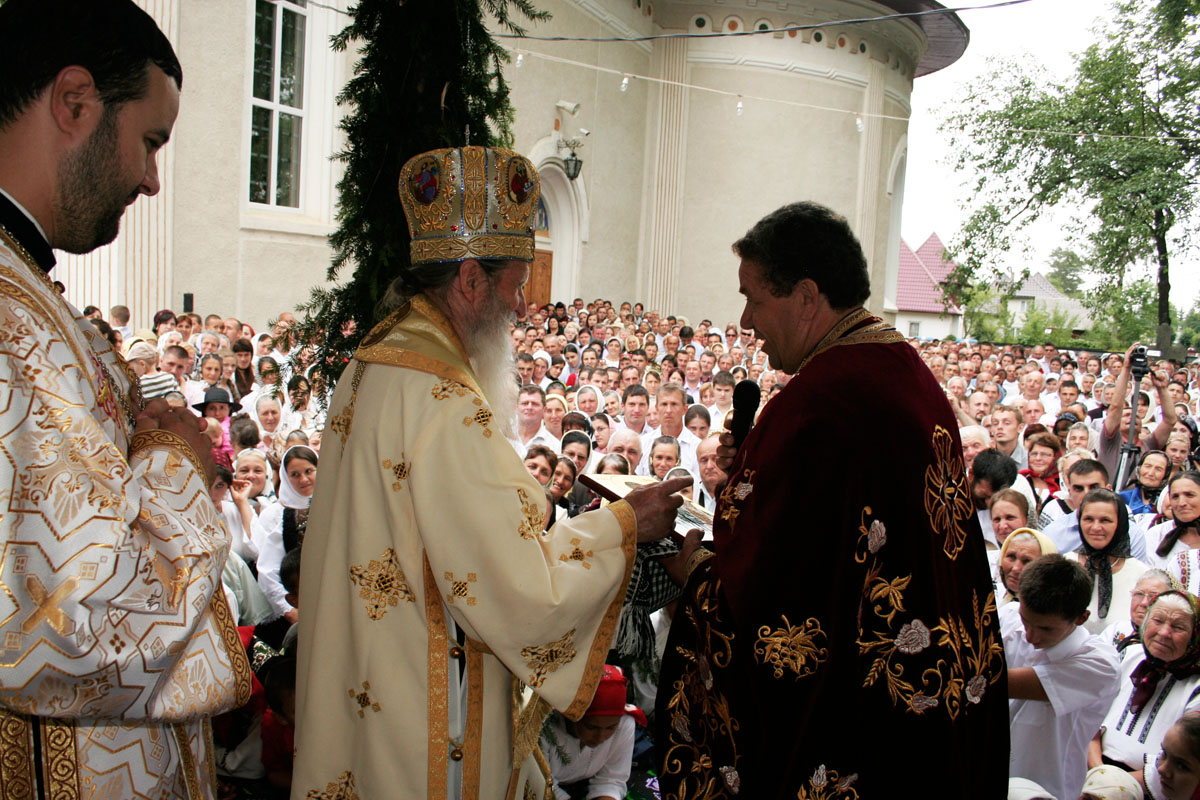 „Odată cu resfinţirea bisericii, s-a sfinţit şi munca şi jertfa credincioşilor“