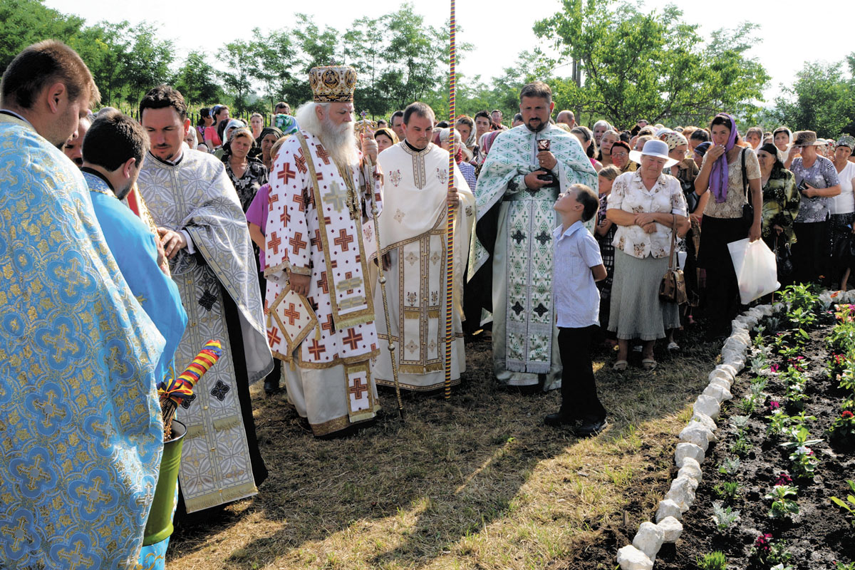PS Calinic Botoşăneanul a resfinţit biserica parohiei Mihălăşeni, Protopopiatul Săveni Două lăcaşuri de cult din Moldova au primit veşmântul sfinţirii