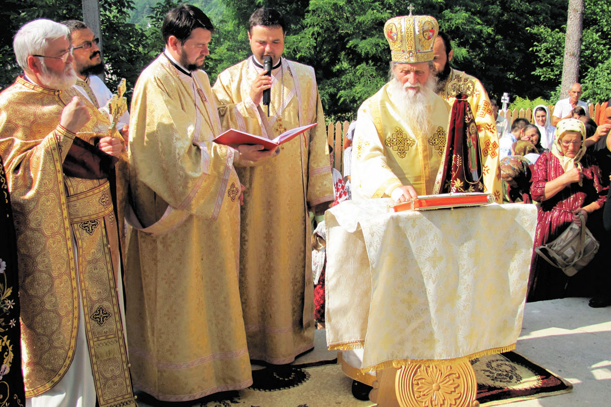 IPS Pimen a oficiat Sfânta Liturghie în parohia Mănăstireni Două lăcaşuri de cult din Moldova au primit veşmântul sfinţirii