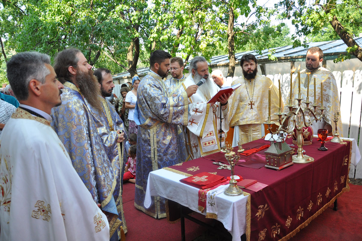 Slujbă misionară oficiată de IPS Teofan în parohia Războieni Slujbă misionară oficiată de IPS Teofan în parohia Războieni