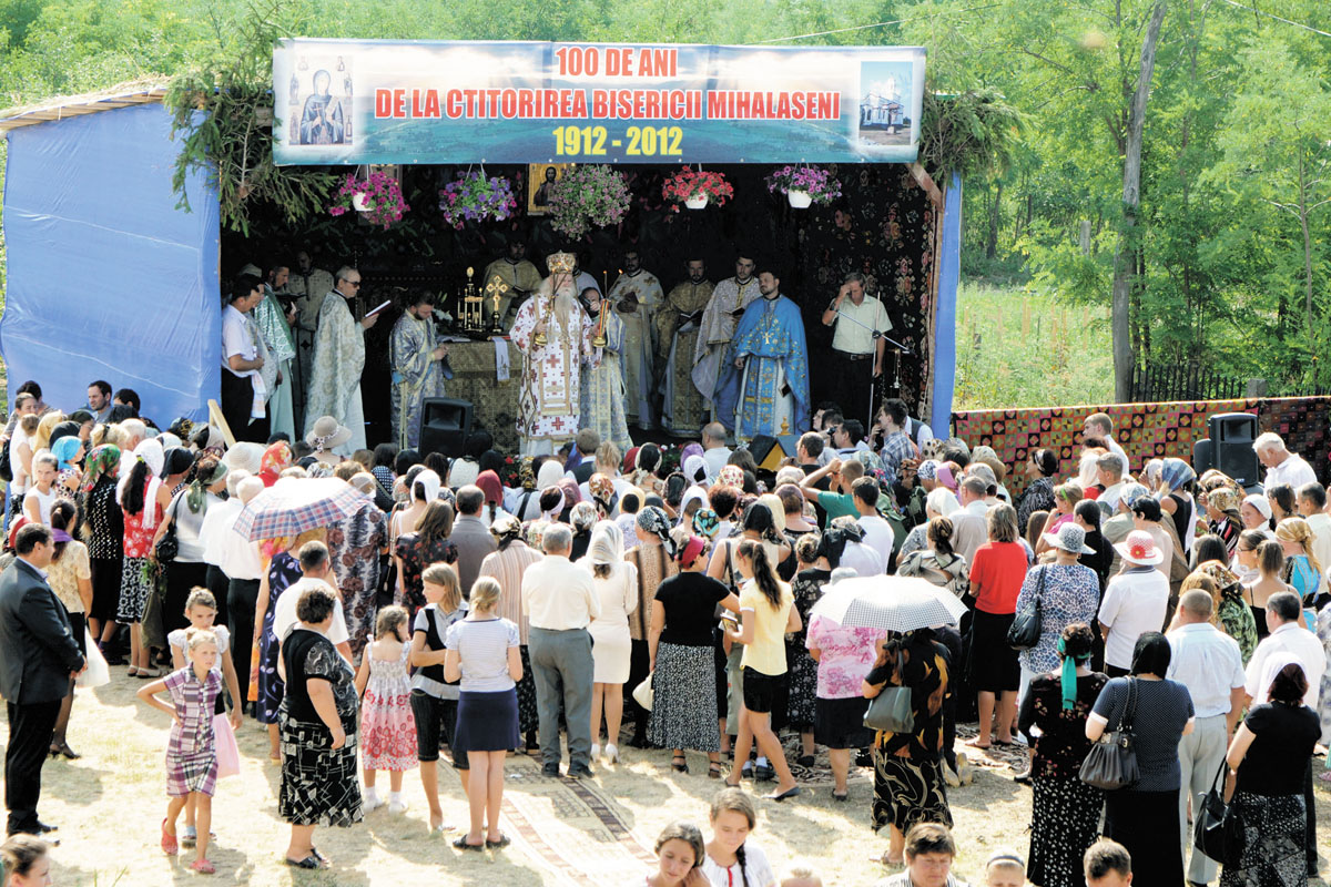 Credincioşii au asistat la Sfânta Liturghie arhierească săvârşită în parohia Mihălăşeni Două lăcaşuri de cult din Moldova au primit veşmântul sfinţirii