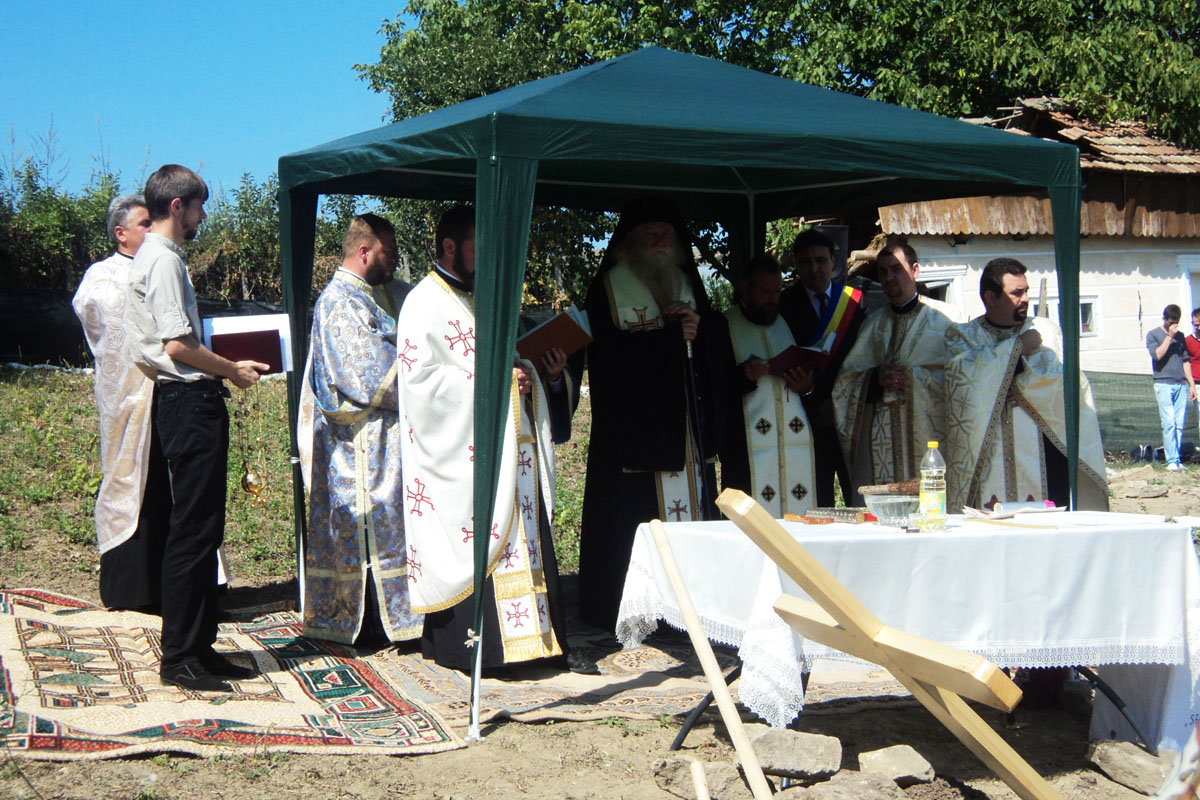 PS Calinic Botoşăneanul a pus piatra de temelie pentru biserica parohiei Ţărinca Piatră de temelie pentru biserica parohiei Ţărinca