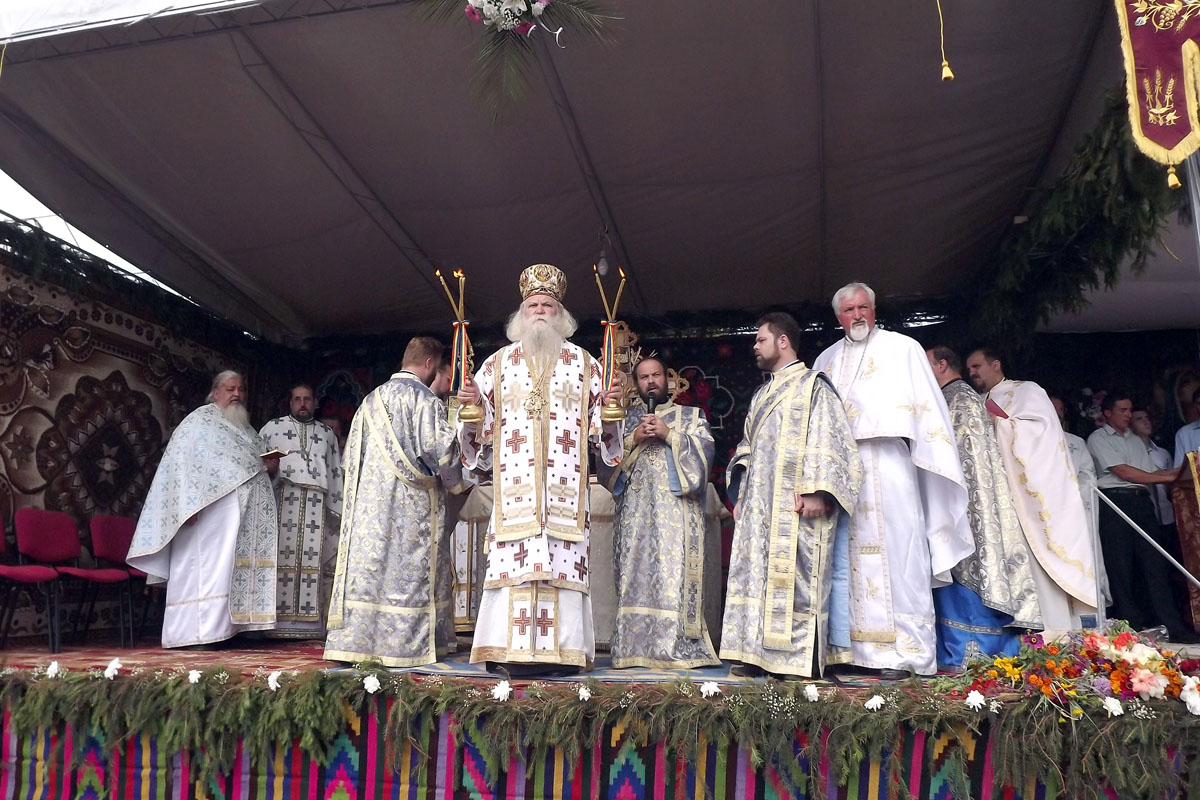 PS Calinic Botoşăneanul a oficiat Sfânta Liturghie în parohia Humosu Binecuvântări arhiereşti în trei parohii ale Moldovei