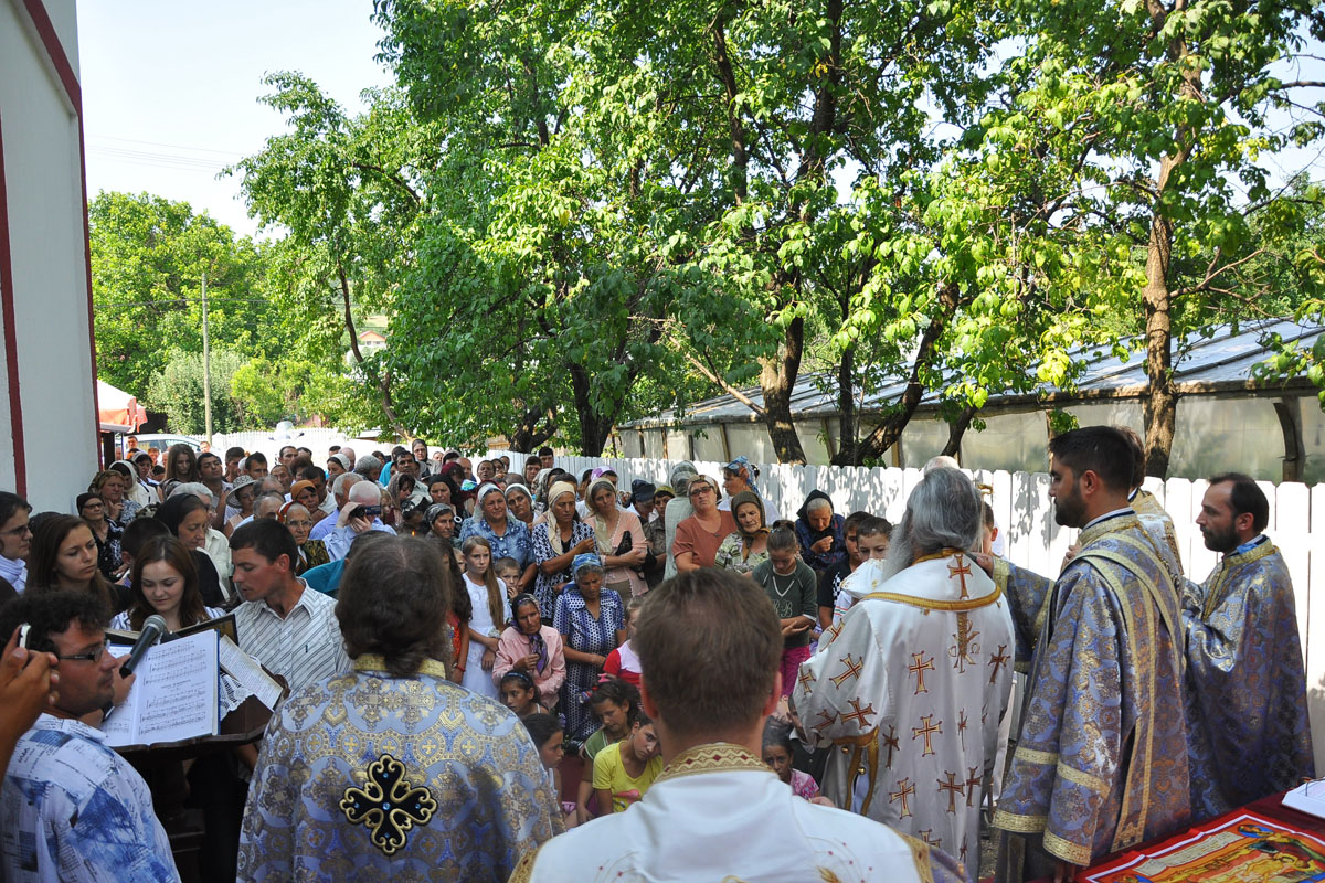 Slujbă misionară oficiată de IPS Teofan în parohia Războieni Slujbă misionară oficiată de IPS Teofan în parohia Războieni