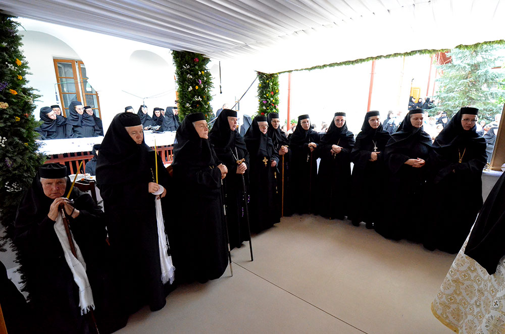 Alături de stavrofora Olimpiada Chiriac, stareţa Mănăstirii Agapia (a patra de la dreapta) au stat ieri mai multe stareţe de obşti monahale din Moldova. „Scopul vieţii creştine nu este dobândirea unui trai decent şi civilizat”