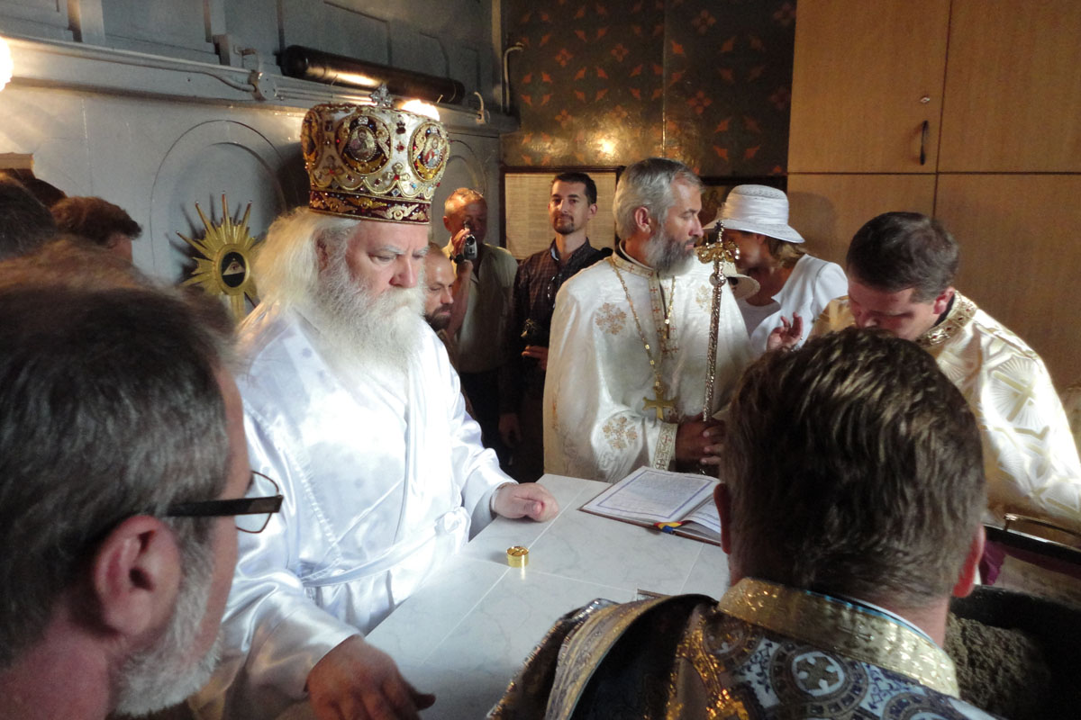 PS Calinic Botoşăneanul a târnosit sfânta masă Biserica parohiei Prăjeni, resfinţită de PS Calinic Botoşăneanul