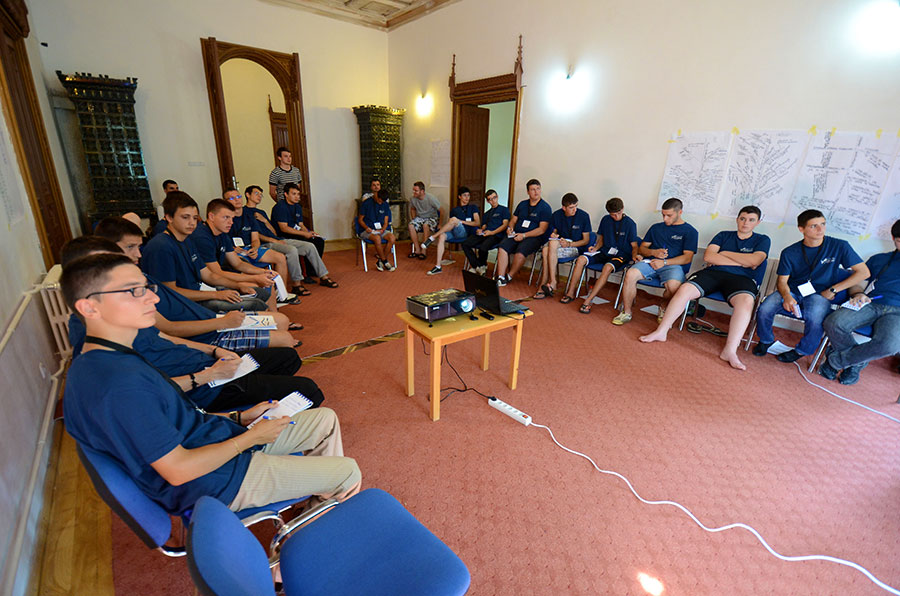 Şcoală de vară pentru elevii seminarişti din Arhiepiscopia Iaşilor Şcoală de vară pentru elevii seminarişti din Arhiepiscopia Iaşilor