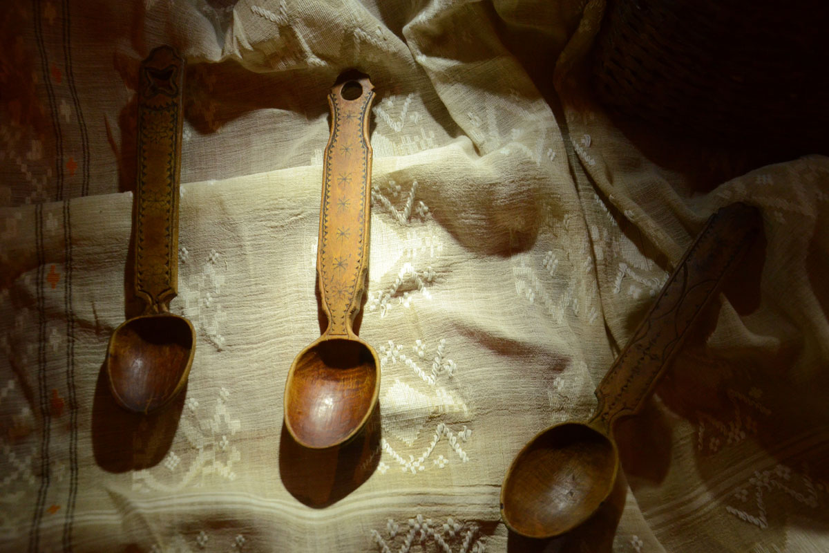 Linguri, linguroaie şi polonice de colecţie, expuse la Muzeul Unirii