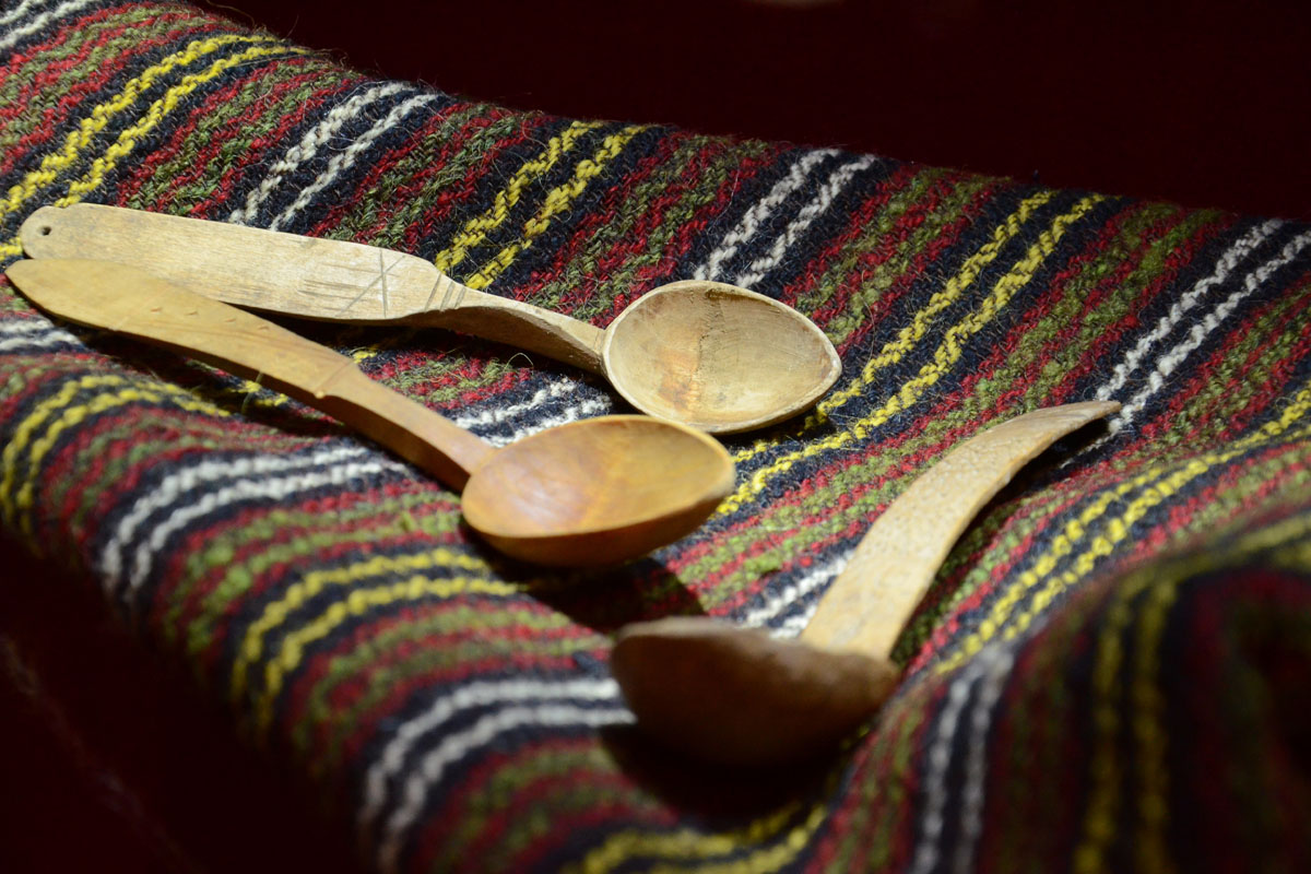 Linguri, linguroaie şi polonice de colecţie, expuse la Muzeul Unirii