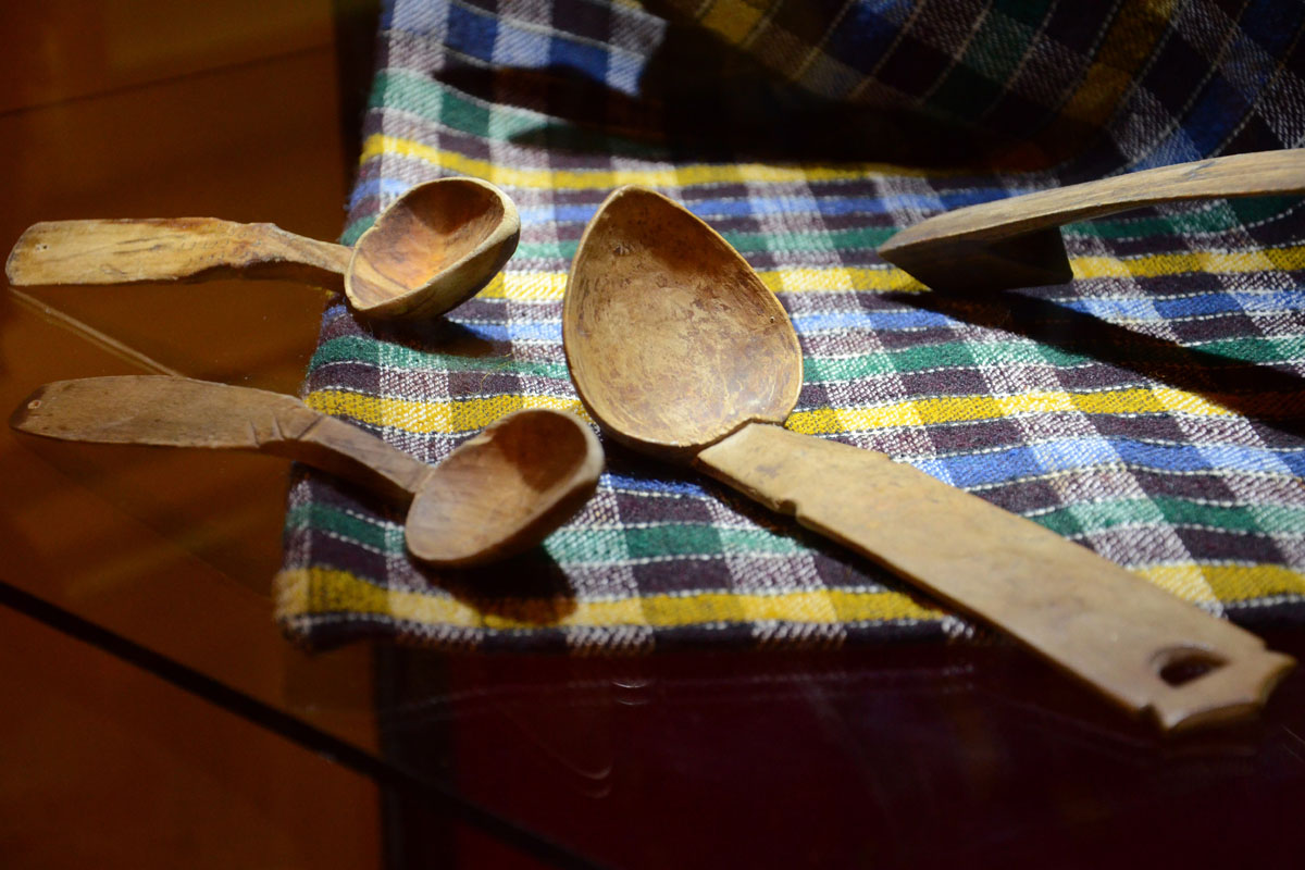 Linguri, linguroaie şi polonice de colecţie, expuse la Muzeul Unirii