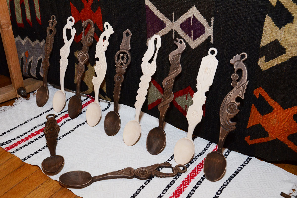 Linguri, linguroaie şi polonice de colecţie, expuse la Muzeul Unirii