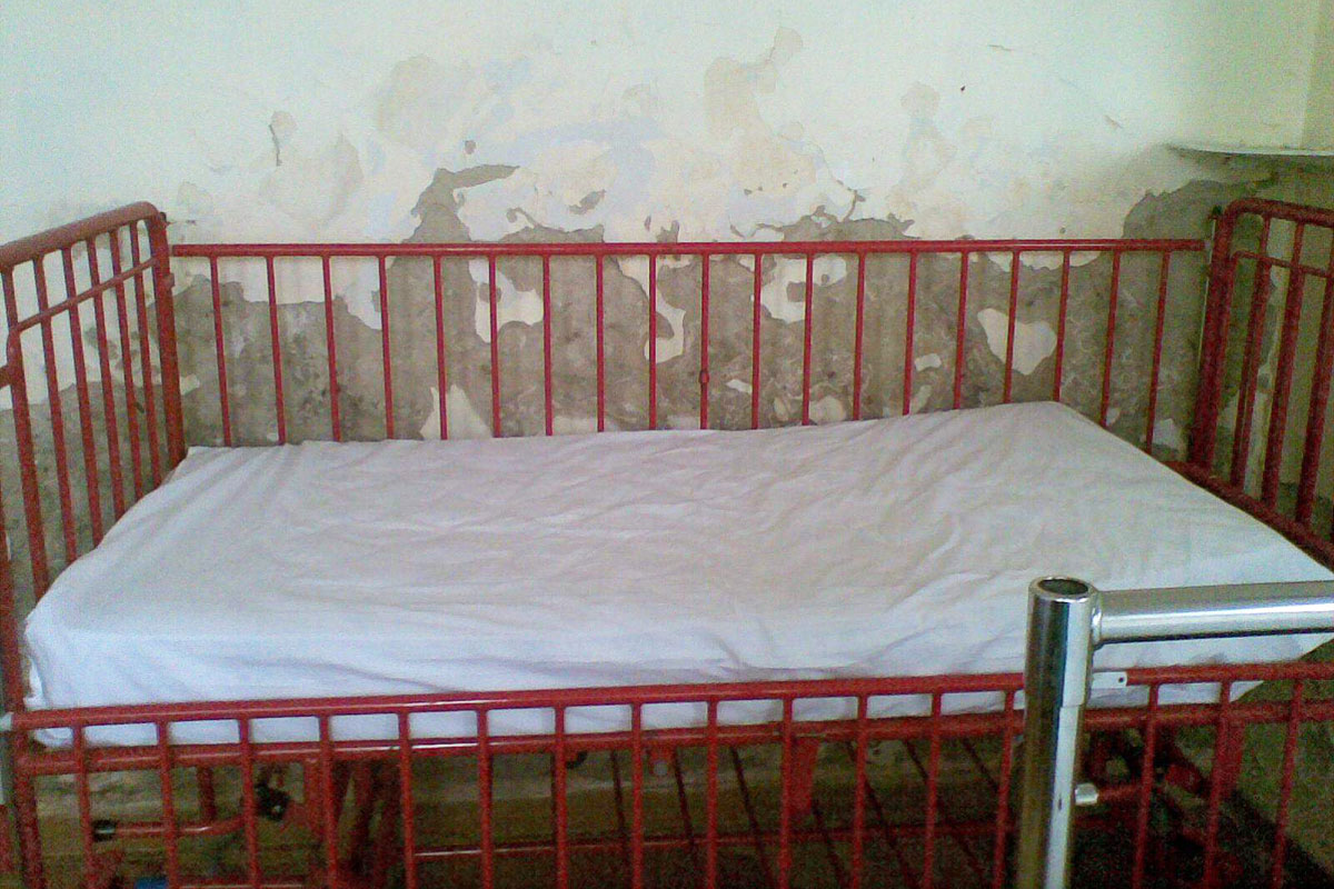 Un salon de spital mai bolnav decât copiii pe care îi adăposteşte