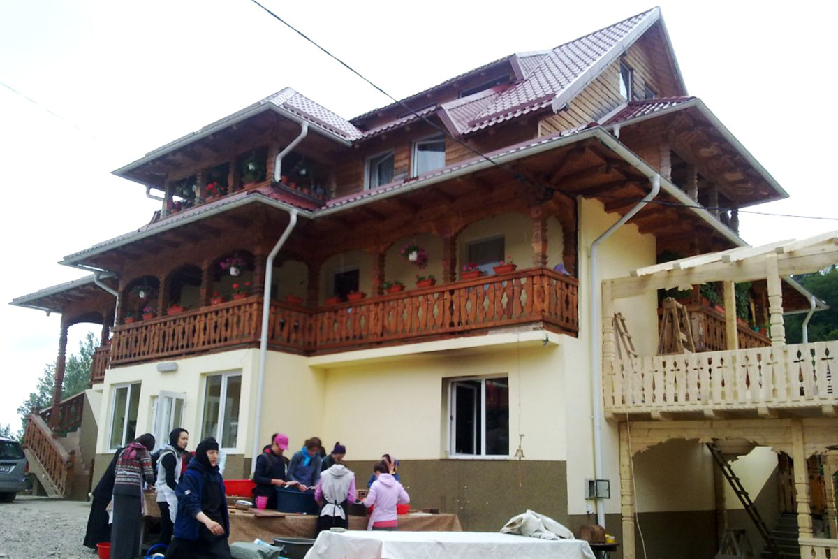 Tineri ascoreni din Suceava, în tabără la Mănăstirea Paltin-Petru Vodă