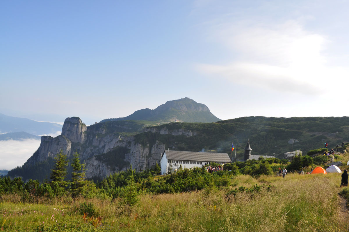 Pelerini în rugăciune la sărbătorile sfinţilor nemţeni