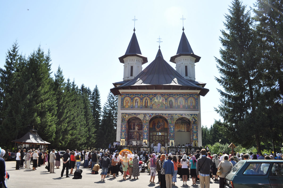 Biserica Seminarului Teologic Ortodox de la Mănăstirea Neamţ Pelerini în rugăciune la sărbătorile sfinţilor nemţeni