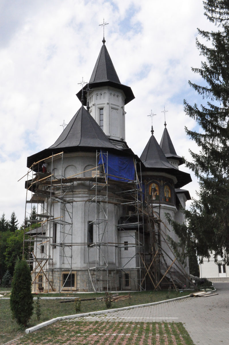 A început pictarea exteriorului Bisericii „Sf. Ioan Iacob“ de la Mănăstirea Neamţ