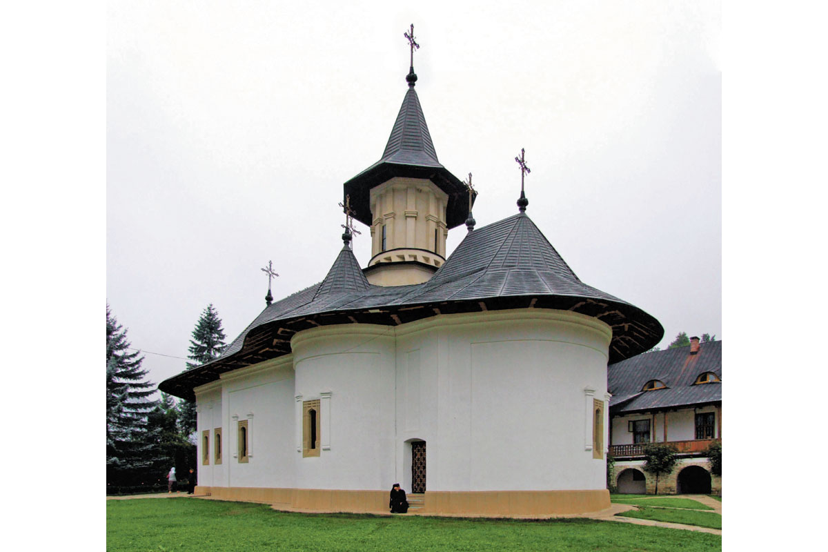 Pelerin la icoana făcătoare de minuni de la Mănăstirea Sihăstria